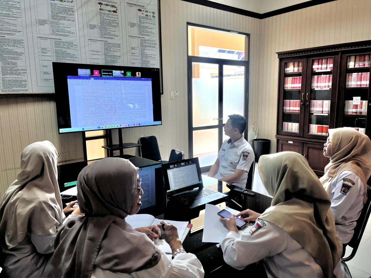 Rapat Penerjemahan Peraturan Daerah Kota Padang Nomor 1 Tahun 2025 Tentang Ketentraman Dan Ketertiban Umum